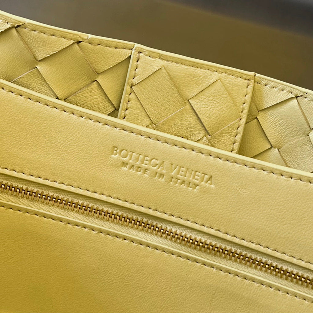 Bottega Veneta Medium Andiamo 32cm Lime Lambskin Bag