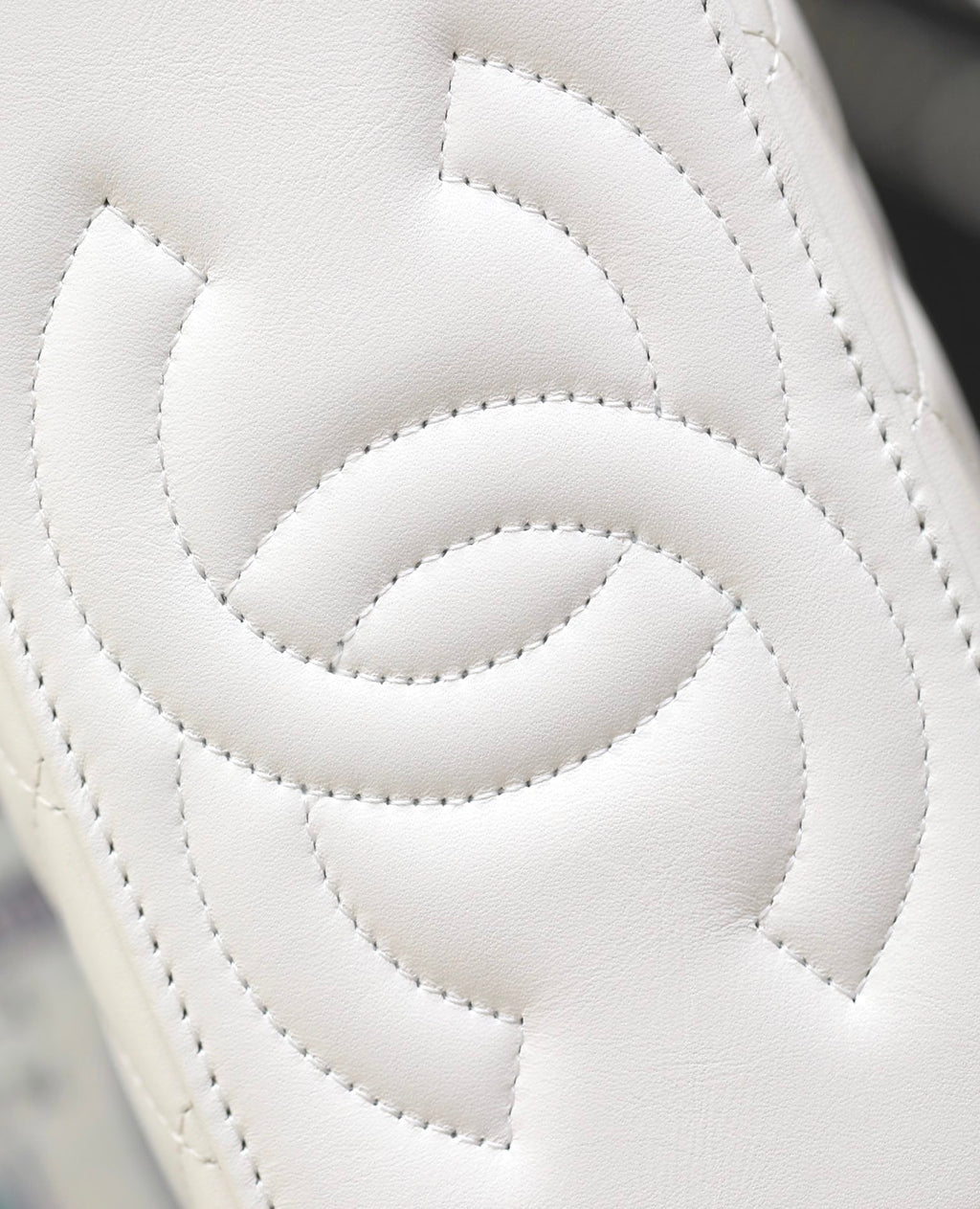 Chanel Vanity Case 17 White Lambskin Silver Hardware