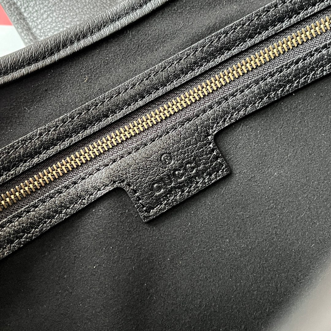 Gucci Horsebit Shoulder Bag 39 in Black Calfskin Gold Hardware