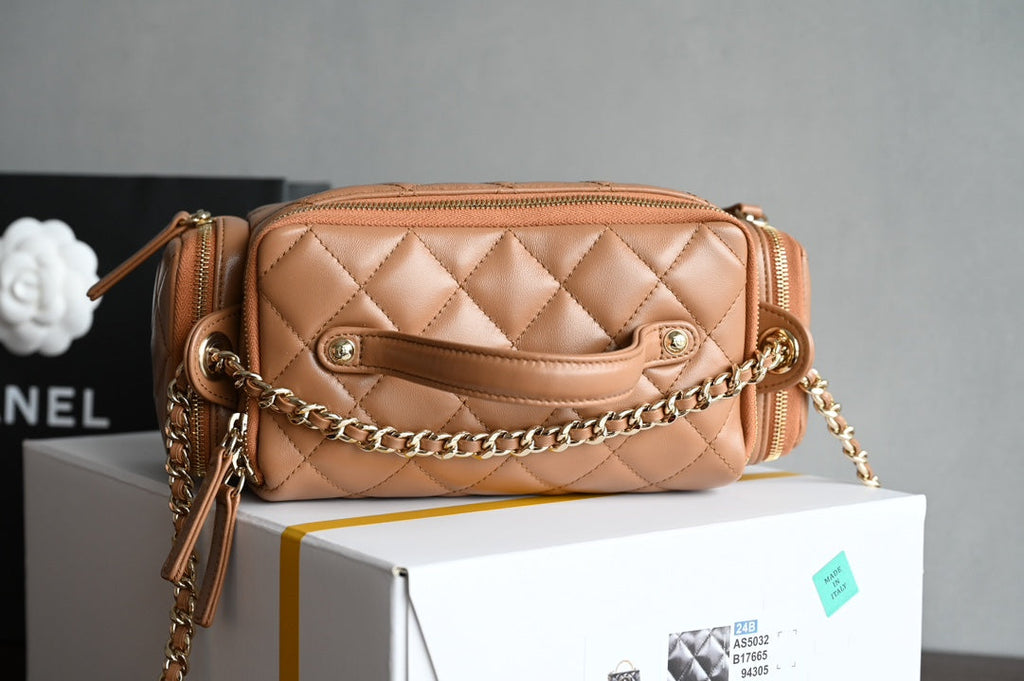 Chanel 25S Vanity Case 23 cm in Light Brown Lambskin