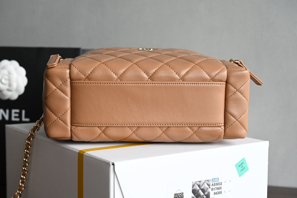 Chanel 25S Vanity Case 23 cm in Light Brown Lambskin