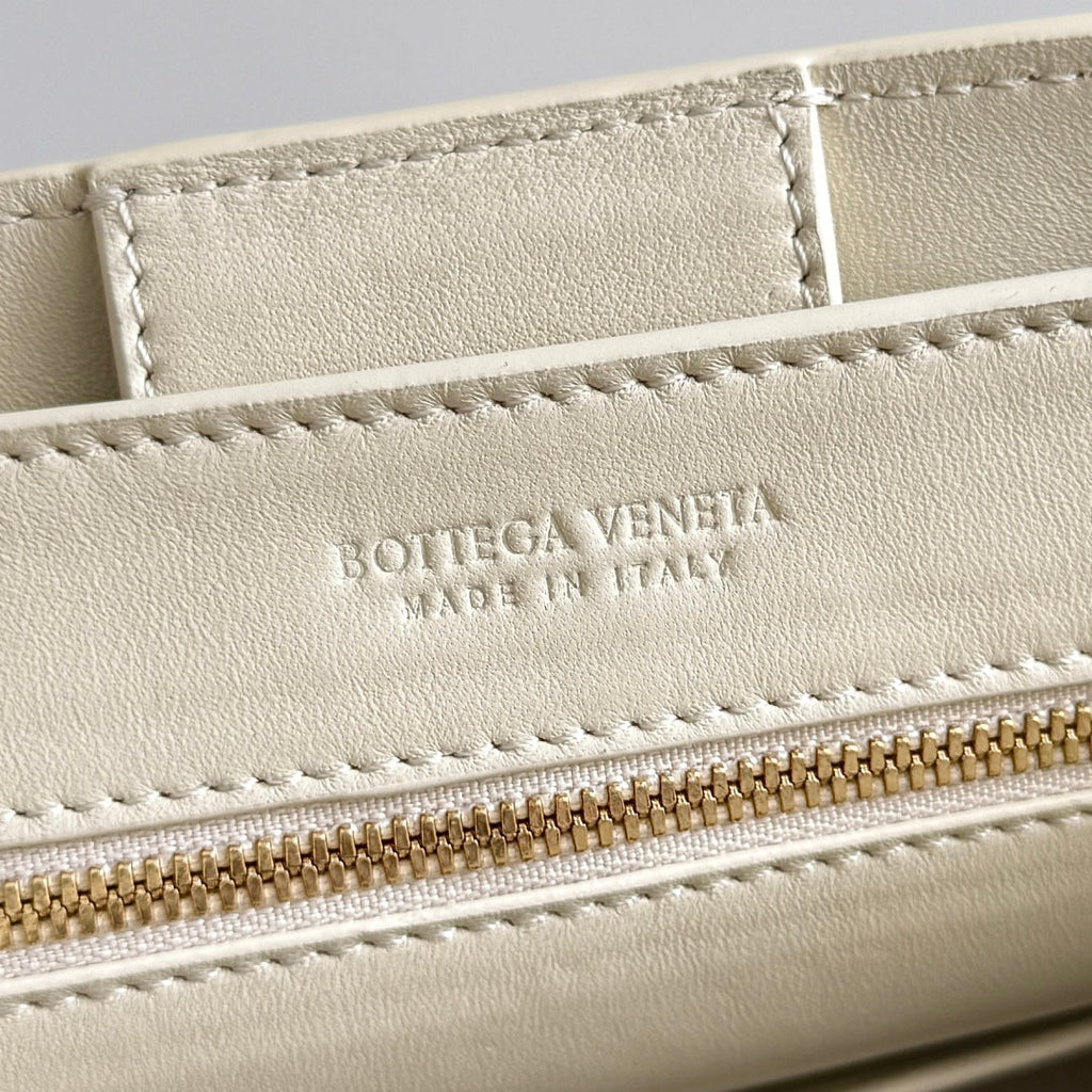 Bottega Veneta 25S Small Andiamo 25 in Ivory Calfskin and Raffia Bag