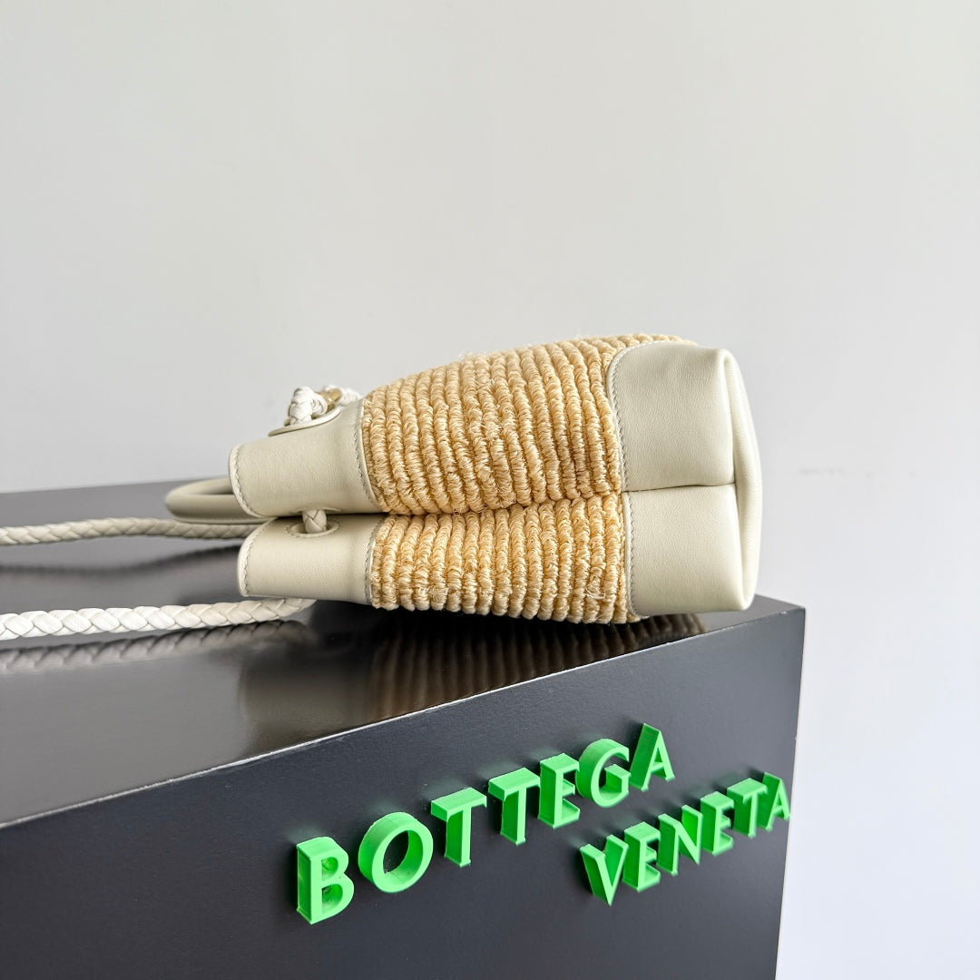 Bottega Veneta 25S Small Andiamo 25 in Ivory Calfskin and Raffia Bag