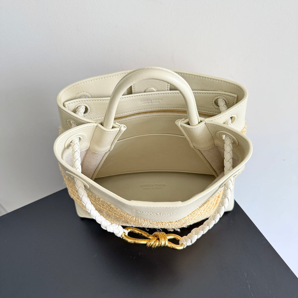 Bottega Veneta 25S Small Andiamo 25 in Ivory Calfskin and Raffia Bag
