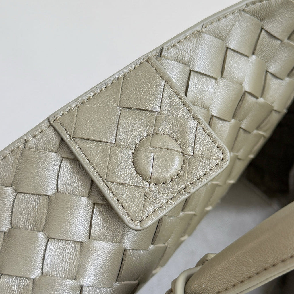 Bottega Veneta 25S Medium Andiamo 32 in Olive Green Calfskin Gold Hardware Bag
