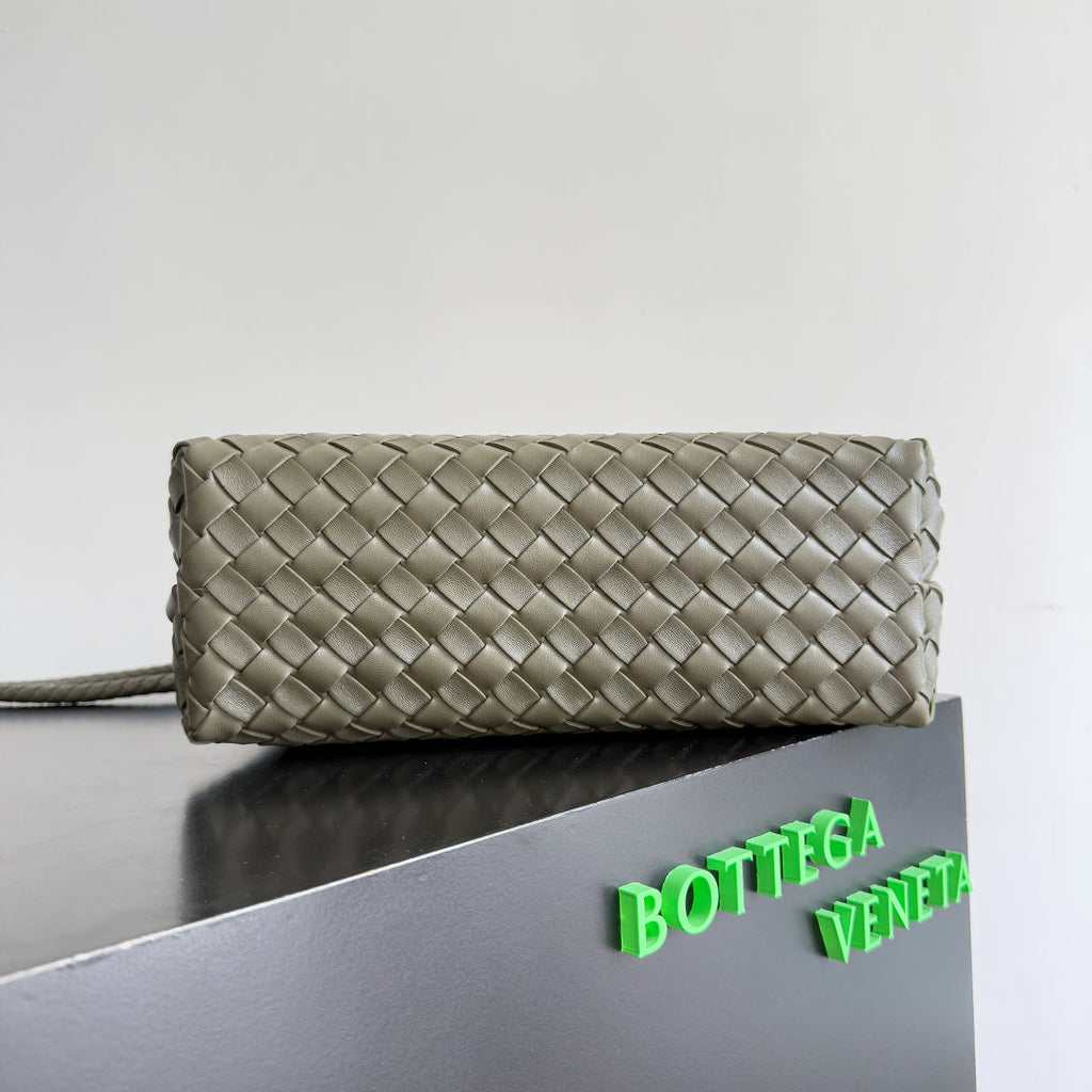 Bottega Veneta 25S Medium Andiamo 32 in Olive Green Calfskin Gold Hardware Bag