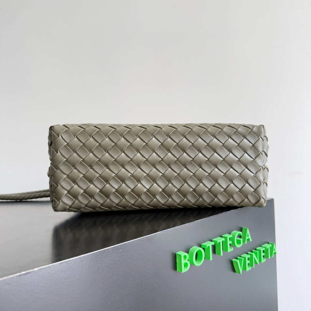 Bottega Veneta 25S Medium Andiamo 32 in Olive Green Calfskin Gold Hardware Bag