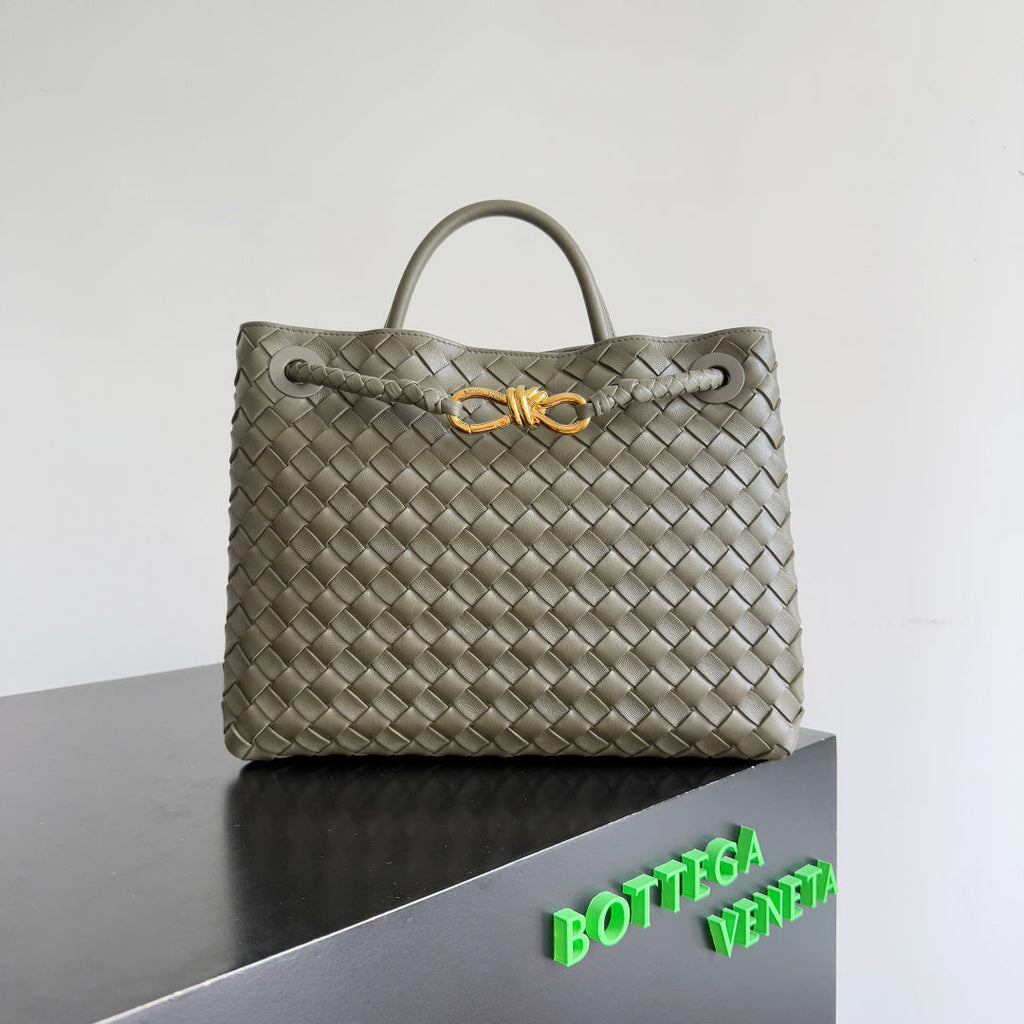Bottega Veneta 25S Medium Andiamo 32 in Olive Green Calfskin Gold Hardware Bag