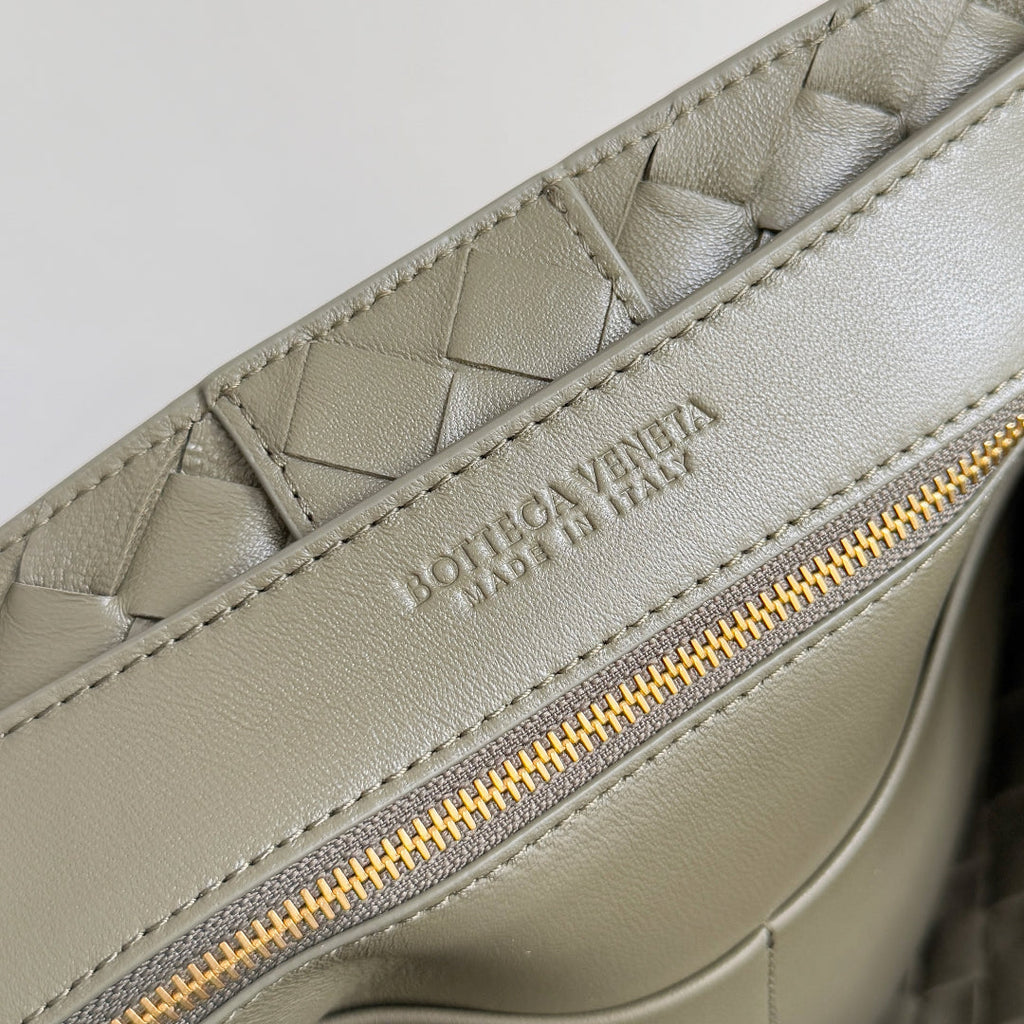 Bottega Veneta 25S Medium Andiamo 32 in Olive Green Calfskin Gold Hardware Bag