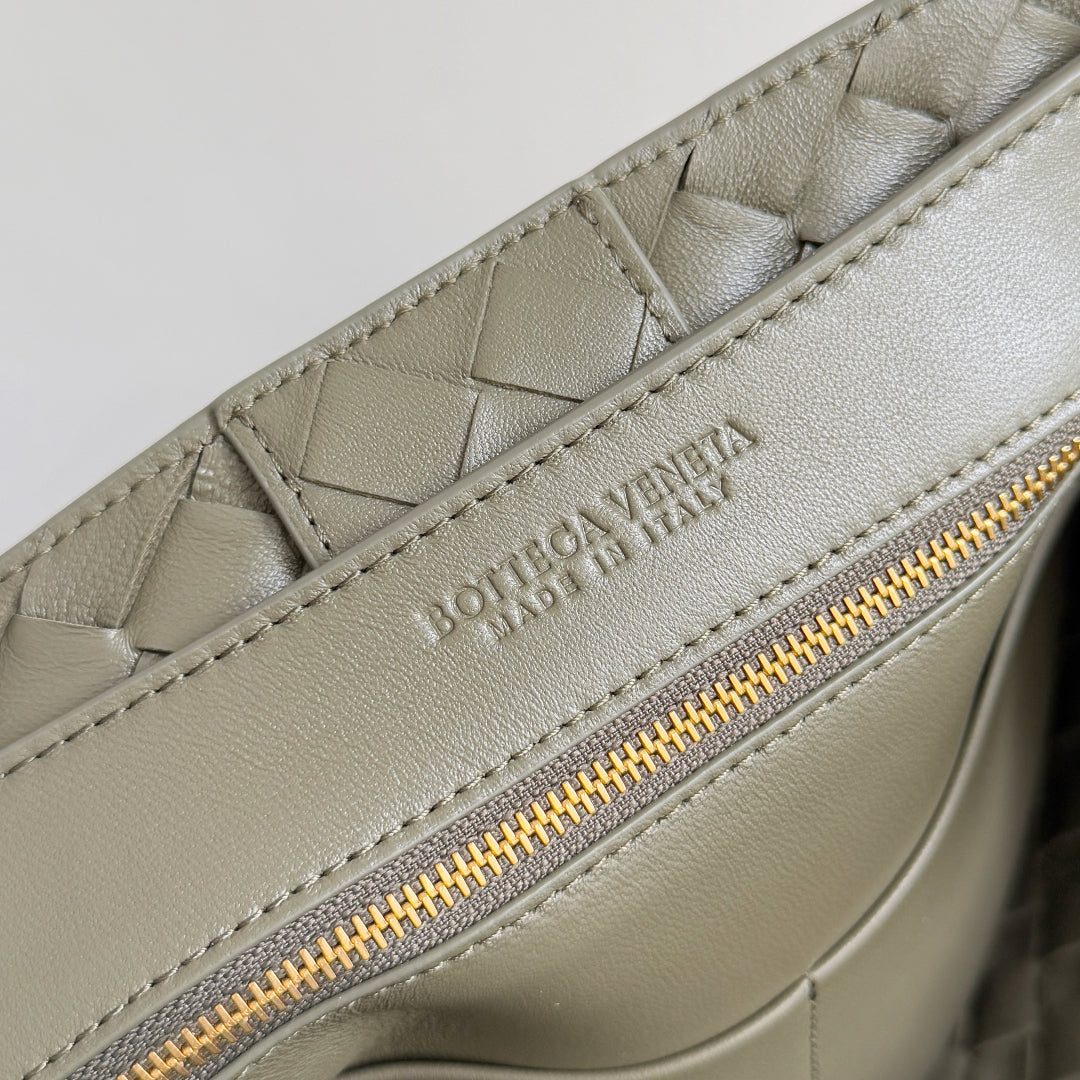 Bottega Veneta 25S Medium Andiamo 32 in Olive Green Calfskin Gold Hardware Bag