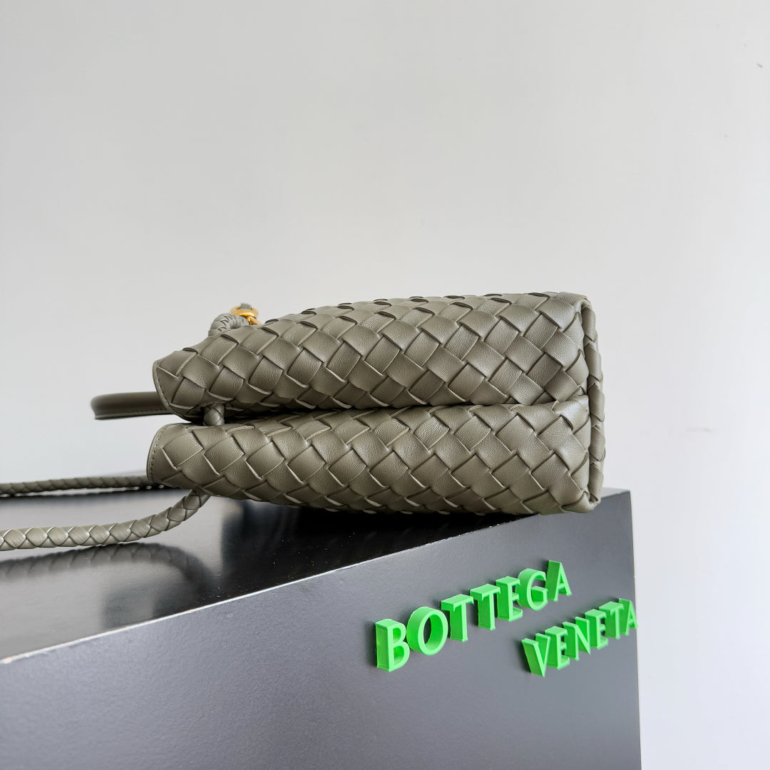 Bottega Veneta 25S Medium Andiamo 32 in Olive Green Calfskin Gold Hardware Bag