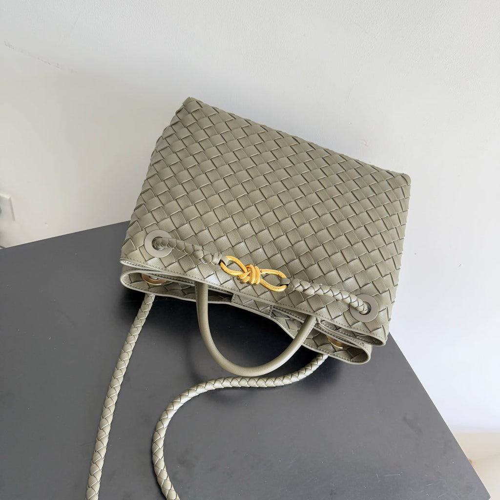 Bottega Veneta 25S Medium Andiamo 32 in Olive Green Calfskin Gold Hardware Bag