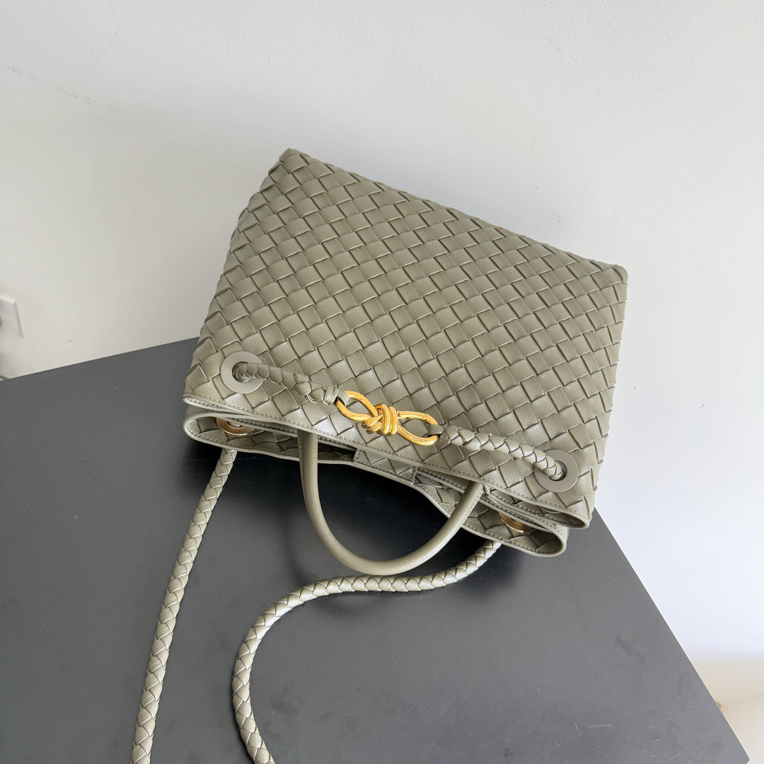 Bottega Veneta 25S Medium Andiamo 32 in Olive Green Calfskin Gold Hardware Bag