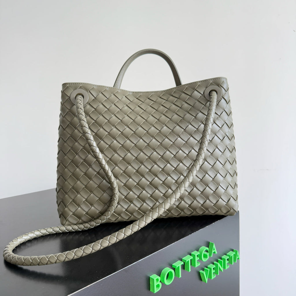 Bottega Veneta 25S Medium Andiamo 32 in Olive Green Calfskin Gold Hardware Bag