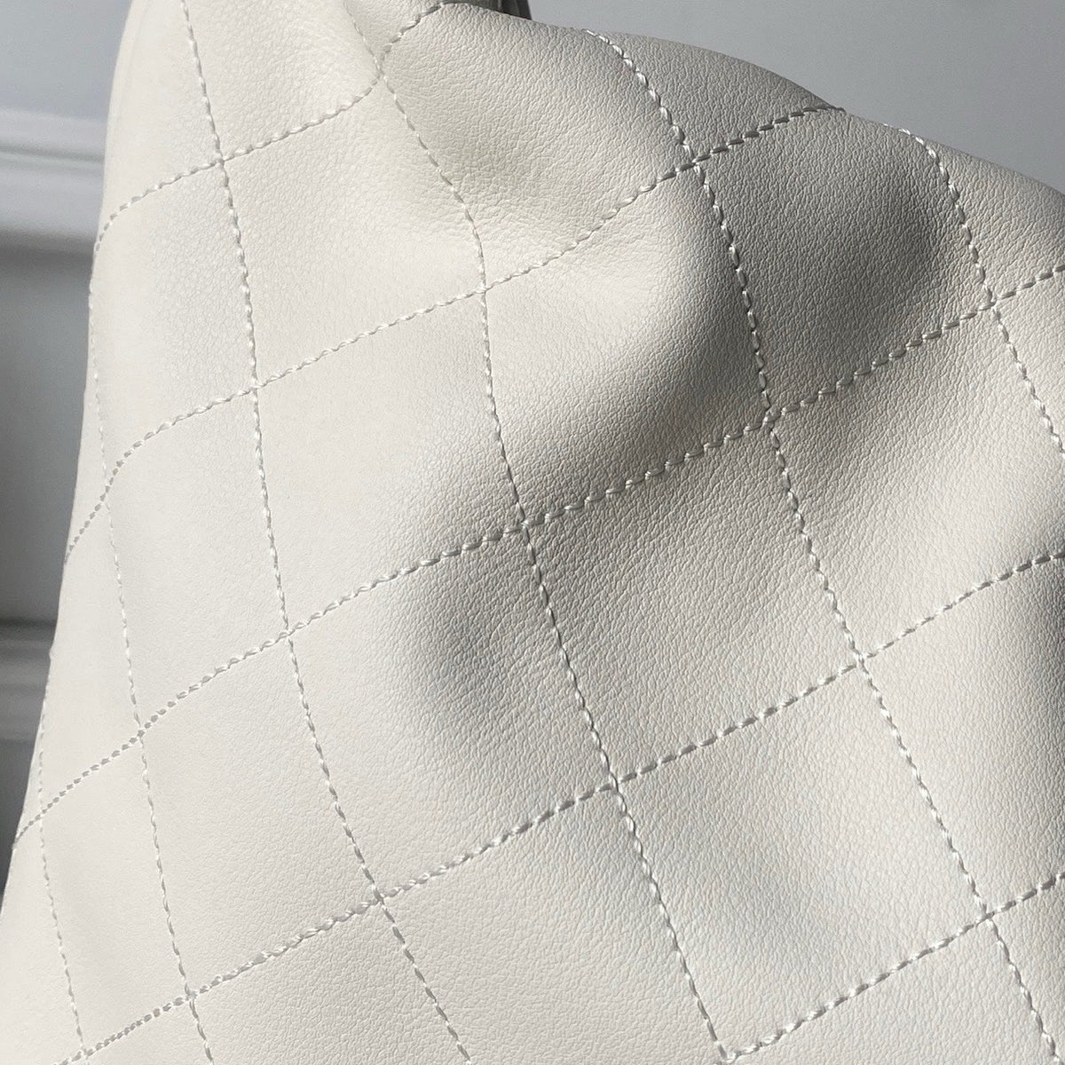 Chanel 25S Hobo Bag 45 in Cream White Lambskin