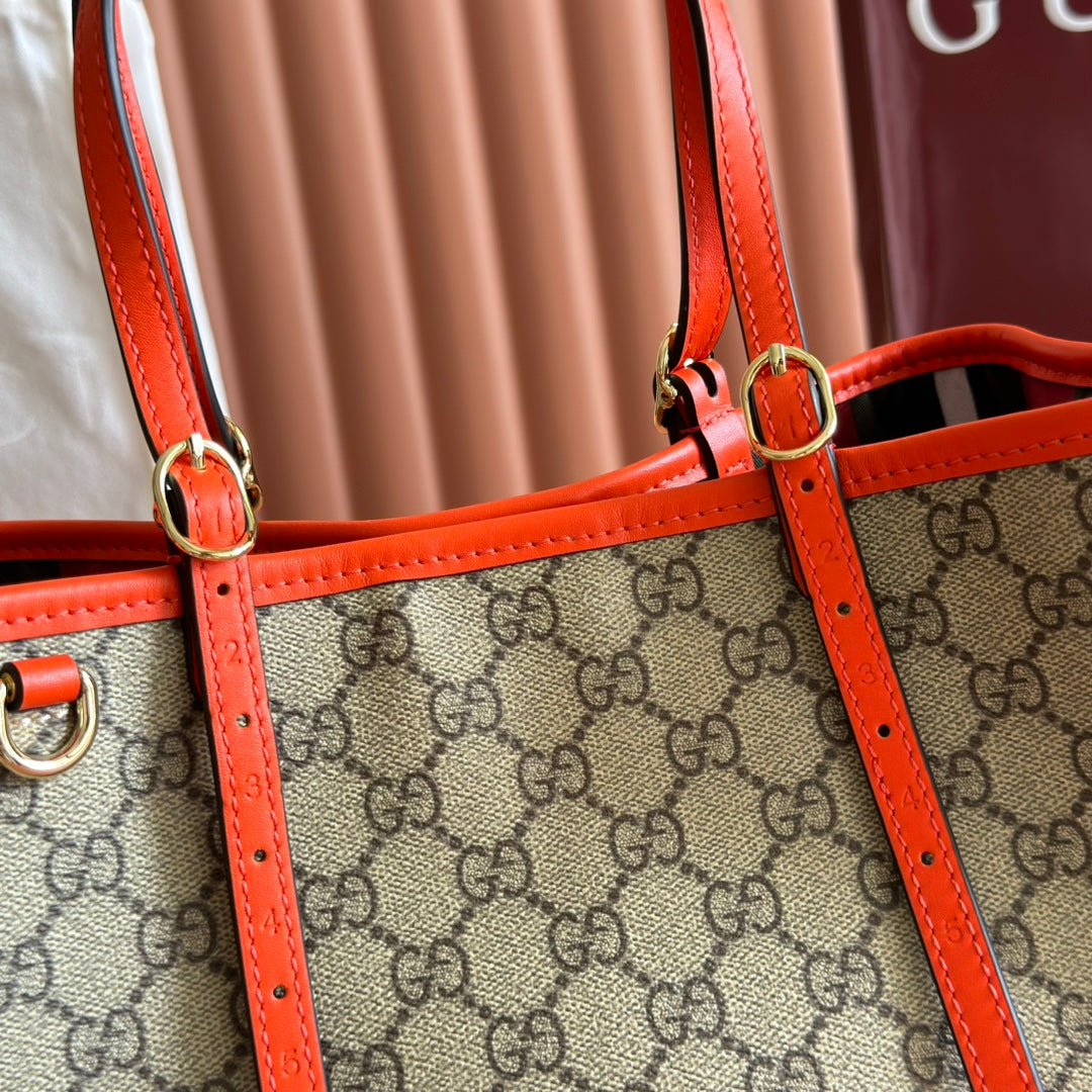 Gucci 25S Emblem Medium Bag 30 in Beige and Black Calfskin
