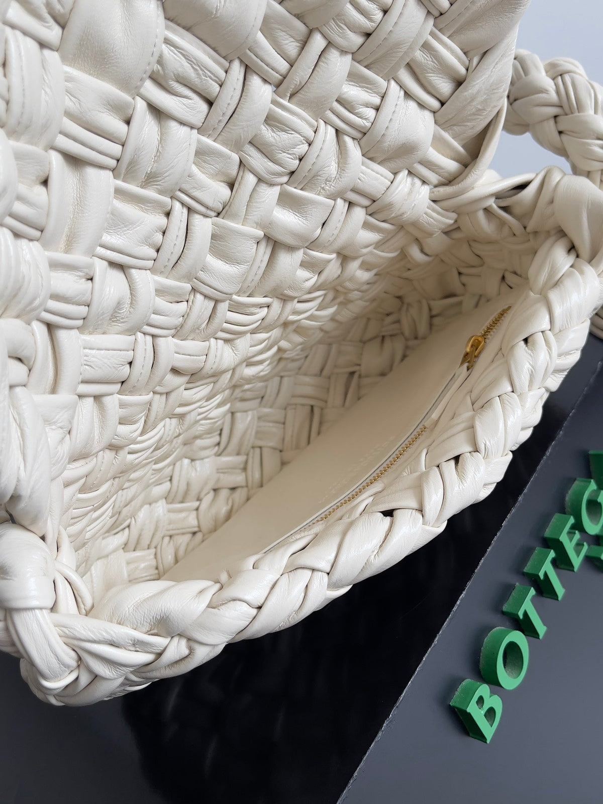 Bottega Veneta Kalimero Città 25 in Off White Calfskin Bag