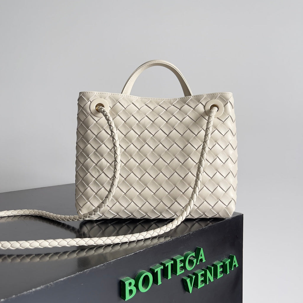 Bottega Veneta Handle Bag Andiamo 25 in Off White Lambskin