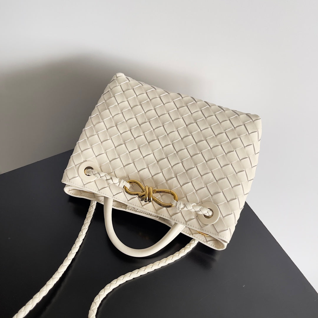 Bottega Veneta Handle Bag Andiamo 25 in Off White Lambskin