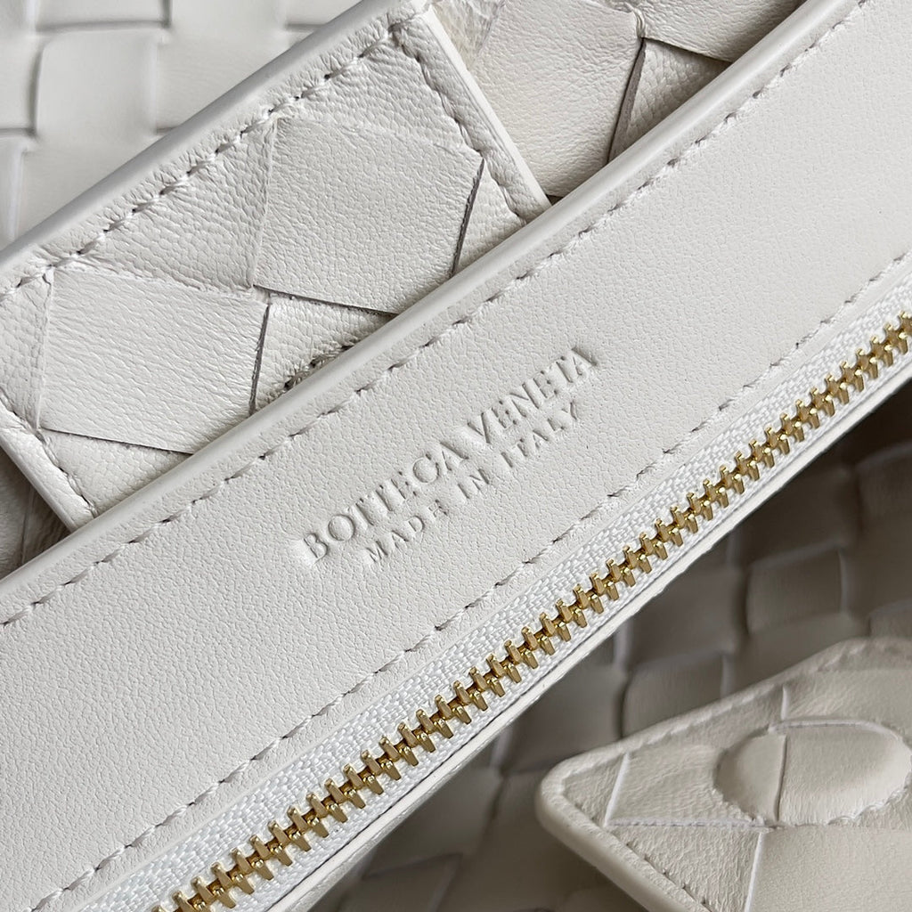 Bottega Veneta Handle Bag Andiamo 25 in Off White Lambskin