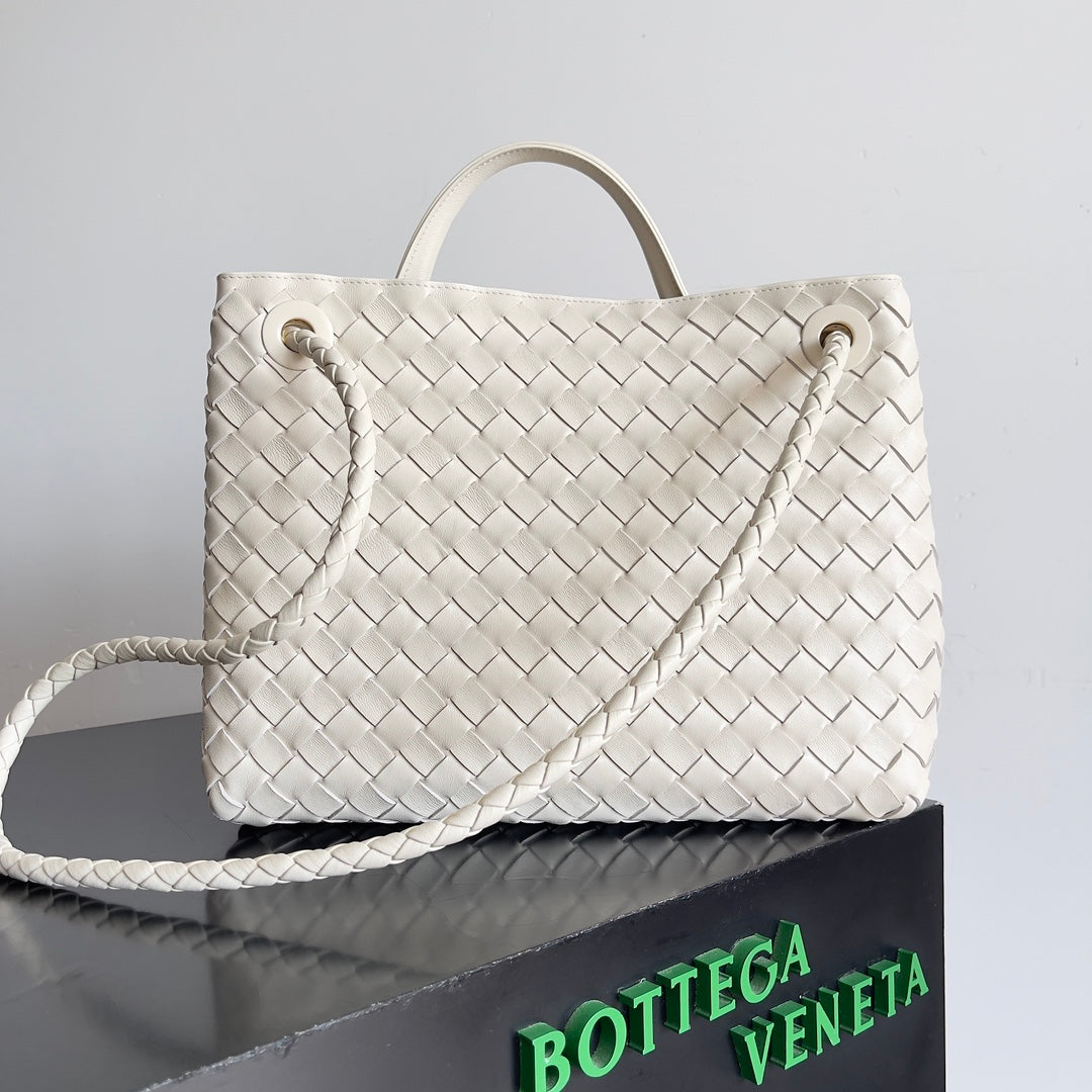 Bottega Veneta Handle Bag Andiamo 32 in Off White Lambskin