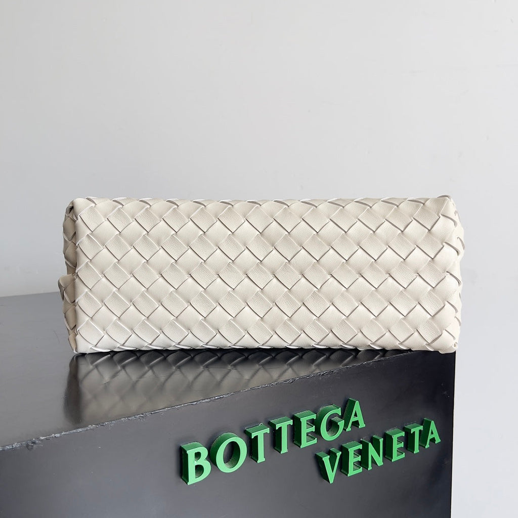 Bottega Veneta Handle Bag Andiamo 32 in Off White Lambskin