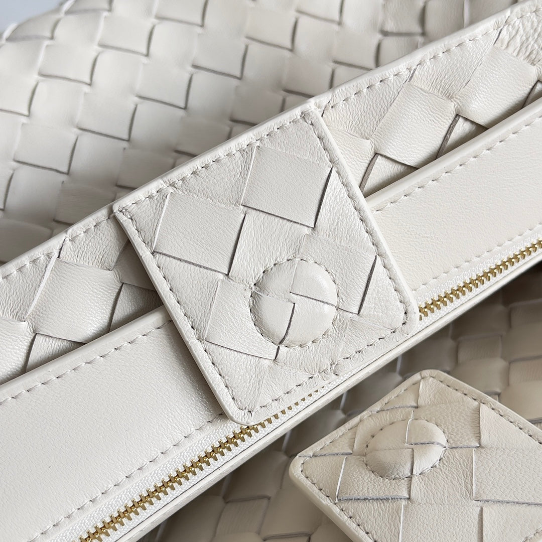 Bottega Veneta Handle Bag Andiamo 32 in Off White Lambskin
