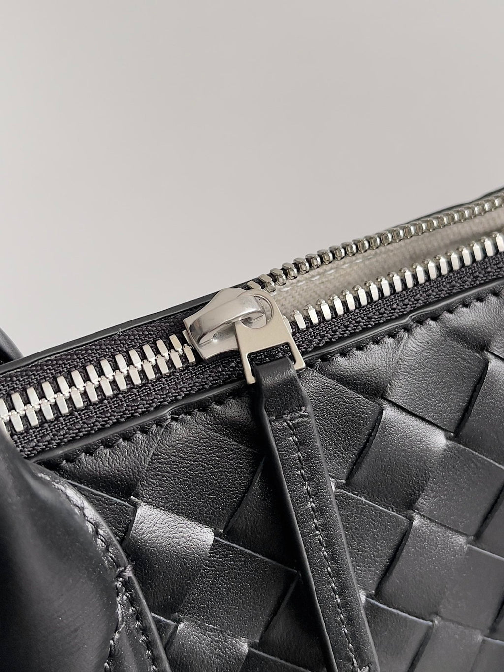 Bottega Veneta 25S Andiamo Large Intrecciato 39 in Black Calfskin Bag