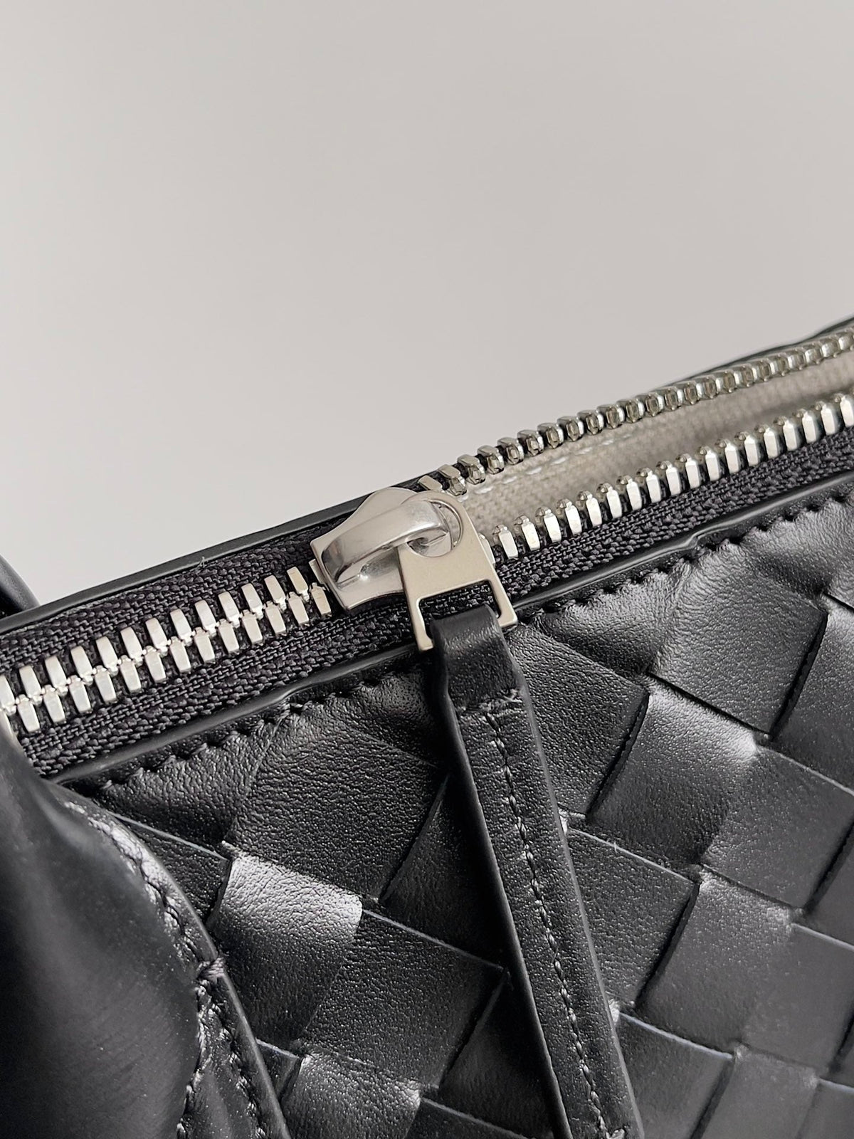 Bottega Veneta 25S Andiamo Large Intrecciato 39 in Black Calfskin Bag